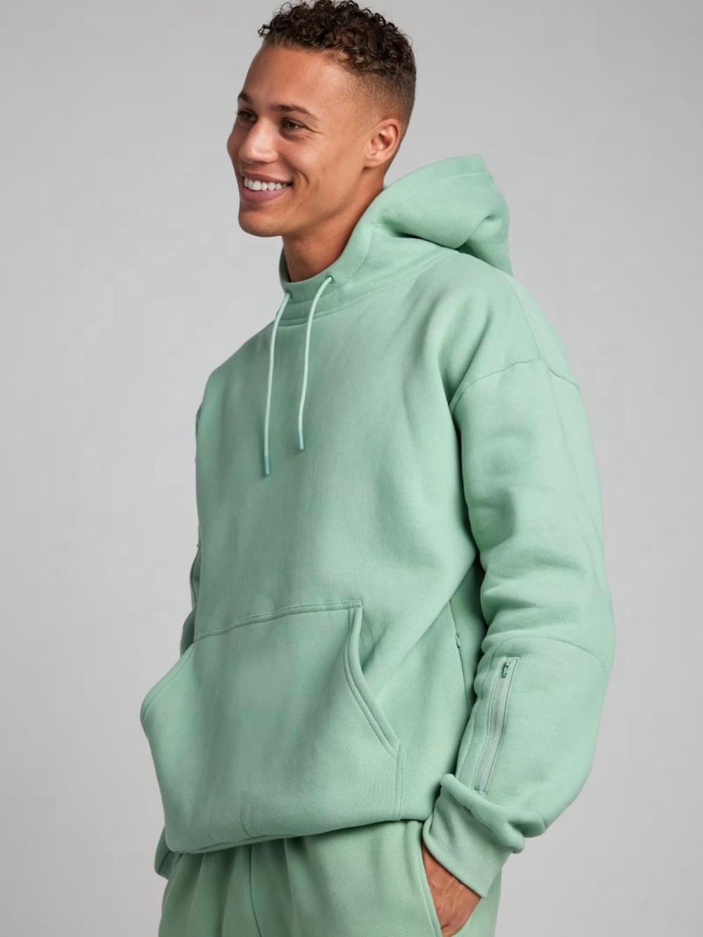 Comfrt Airplane Hoodie in Aloe